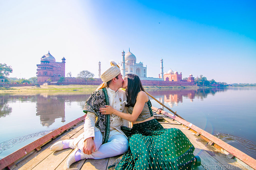 Couple-photoshoot-Agra-Taj-mahal