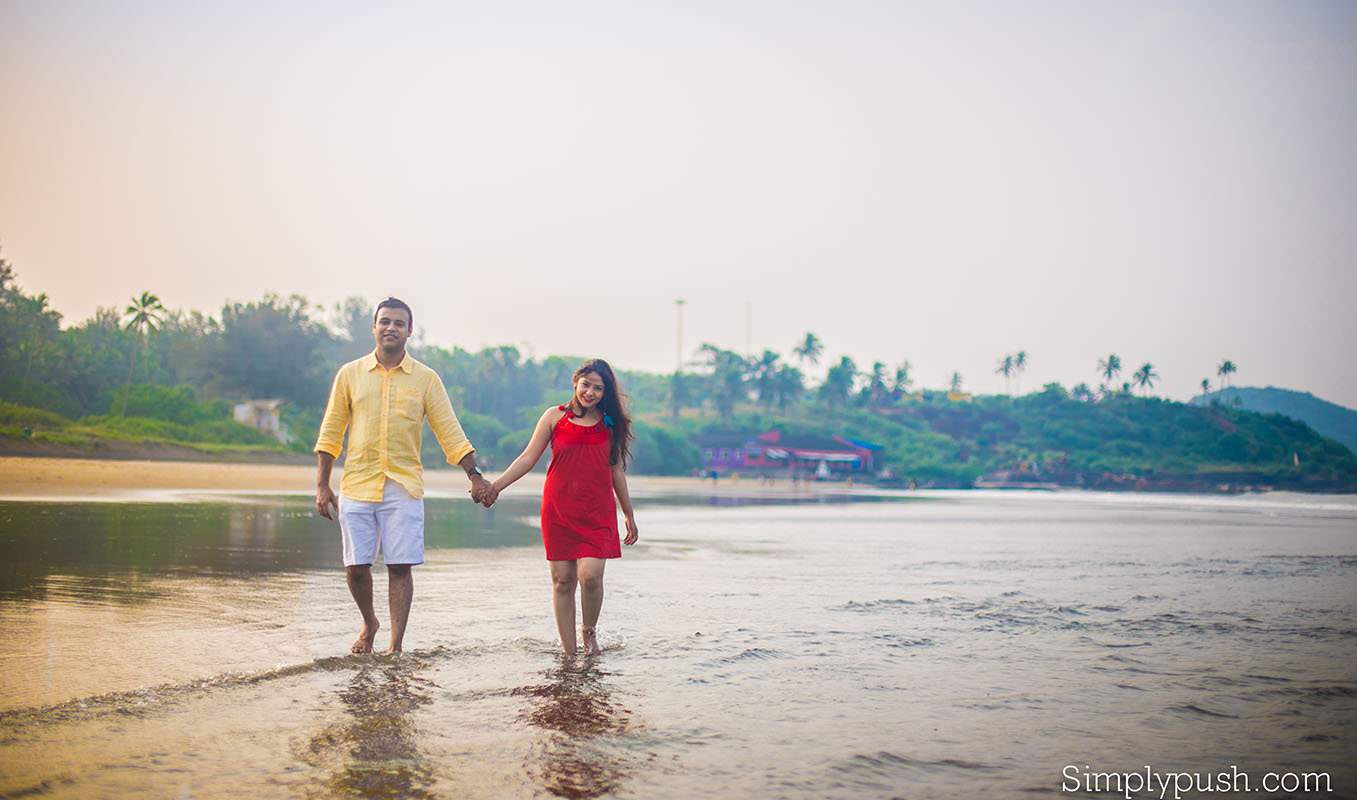 Colourful Destination Wedding In Goa With A Fun Mehendi | WedMeGood